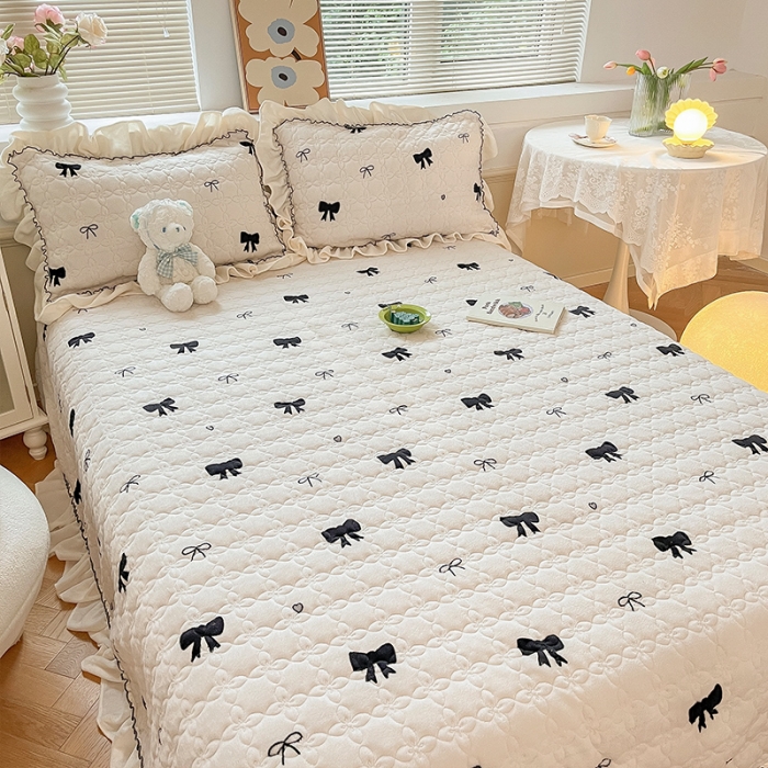 91家纺网 家纺一手货源 找家纺 安哆啦 2022新款牛奶绒花边夹棉床盖 床盖-小蝴蝶结