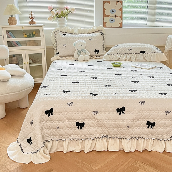 91家纺网 家纺一手货源 找家纺 安哆啦 2022新款牛奶绒花边夹棉床盖 床盖-小蝴蝶结