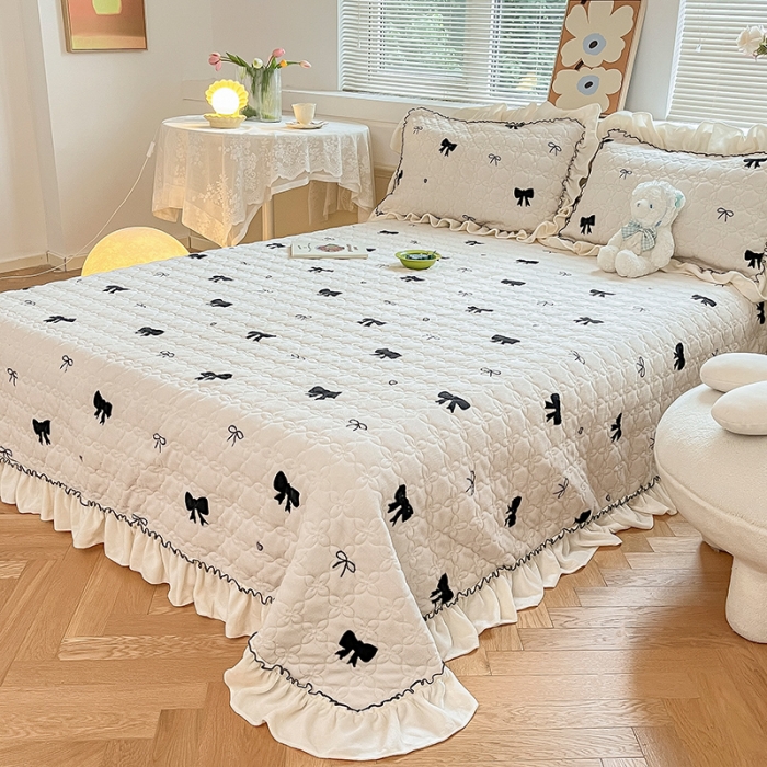 91家纺网 家纺一手货源 找家纺 安哆啦 2022新款牛奶绒花边夹棉床盖 床盖-小蝴蝶结