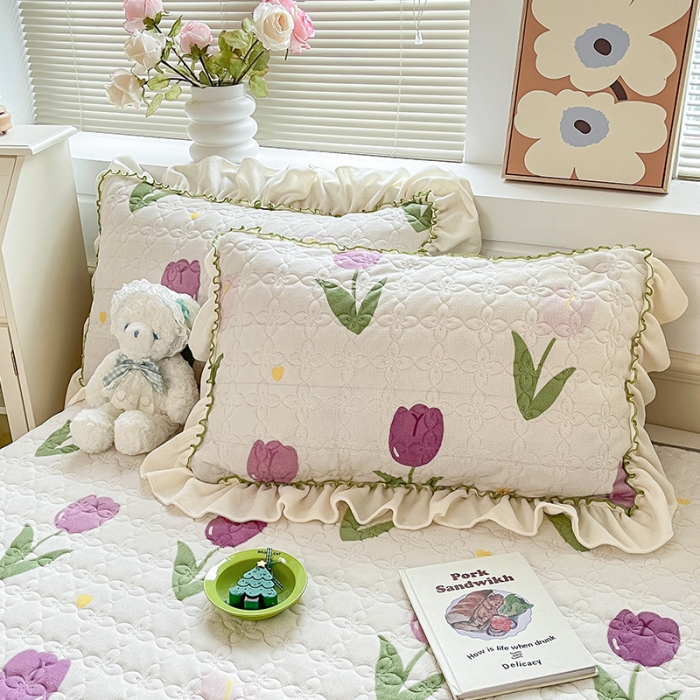 91家纺网 家纺一手货源 找家纺 安哆啦 2022新款牛奶绒花边夹棉床盖 床盖-紫色郁金香