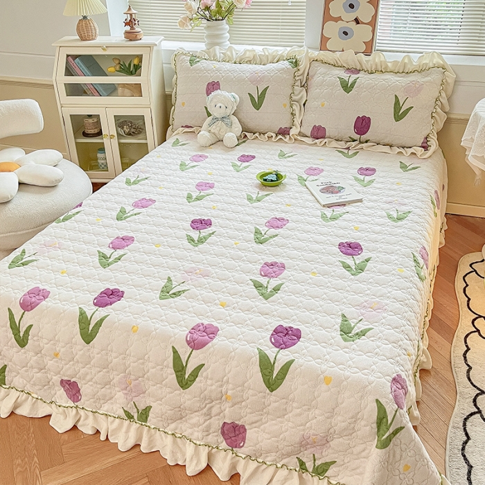 91家纺网 家纺一手货源 找家纺 安哆啦 2022新款牛奶绒花边夹棉床盖 床盖-紫色郁金香