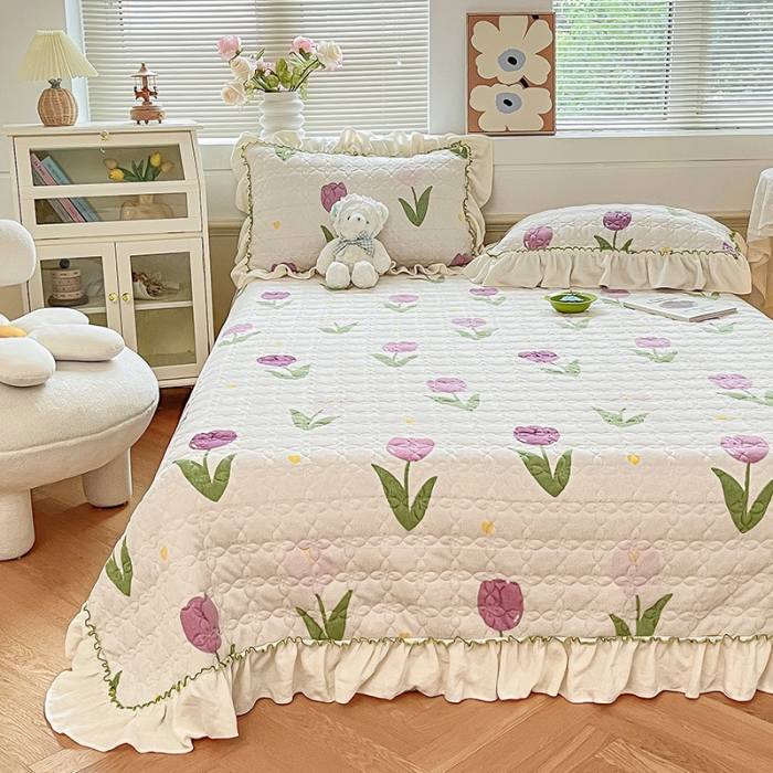 91家纺网 家纺一手货源 找家纺 安哆啦 2022新款牛奶绒花边夹棉床盖 床盖-紫色郁金香