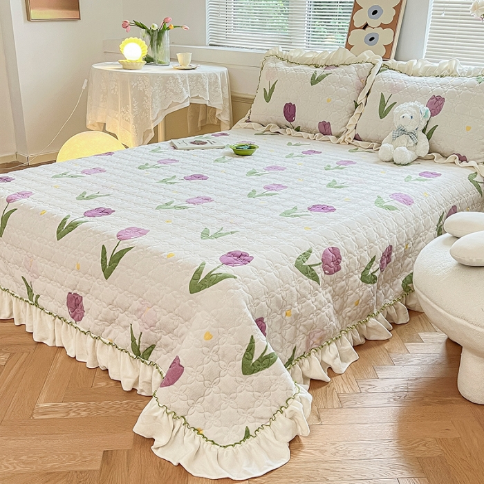 91家纺网 家纺一手货源 找家纺 安哆啦 2022新款牛奶绒花边夹棉床盖 床盖-紫色郁金香