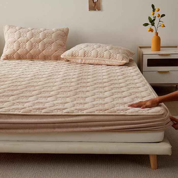 91家纺网 家纺一手货源 找家纺 优眠坊 2025新款牛奶绒夹棉床笠 山茶-奶咖