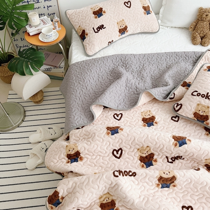 91家纺网 家纺一手货源 找家纺 美乐迪 2022新款多功能牛奶绒亲肤棉床盖套件 小浣熊