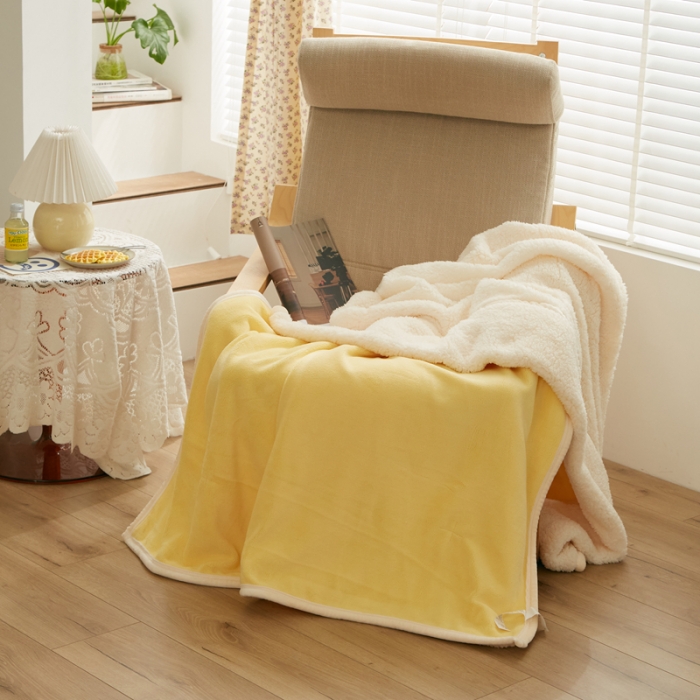 91家纺网 家纺一手货源 找家纺 安莱生活 秋冬新品高克重新品牛奶绒拼羊羔绒毛毯 图一 麦芽黄