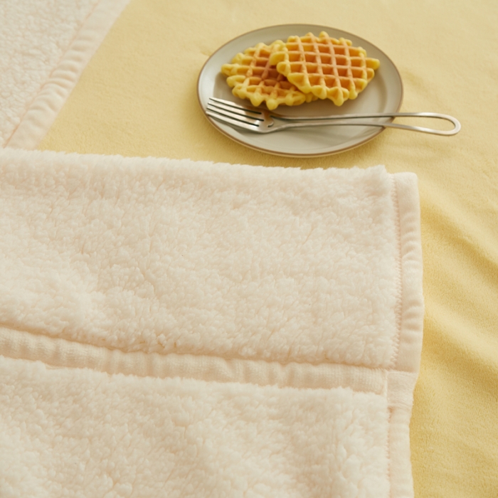 91家纺网 家纺一手货源 找家纺 安莱生活 秋冬新品高克重新品牛奶绒拼羊羔绒毛毯 图一 麦芽黄