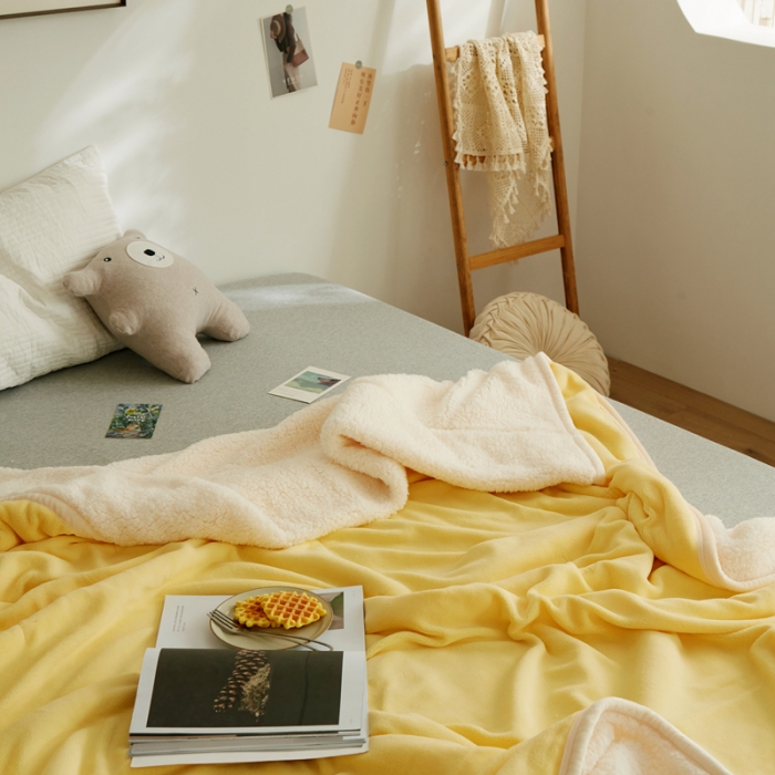 91家纺网 家纺一手货源 找家纺 安莱生活 秋冬新品高克重新品牛奶绒拼羊羔绒毛毯 图一 麦芽黄