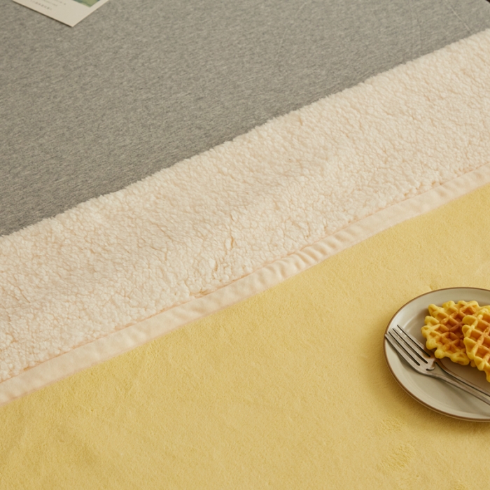 91家纺网 家纺一手货源 找家纺 安莱生活 秋冬新品高克重新品牛奶绒拼羊羔绒毛毯 图一 麦芽黄