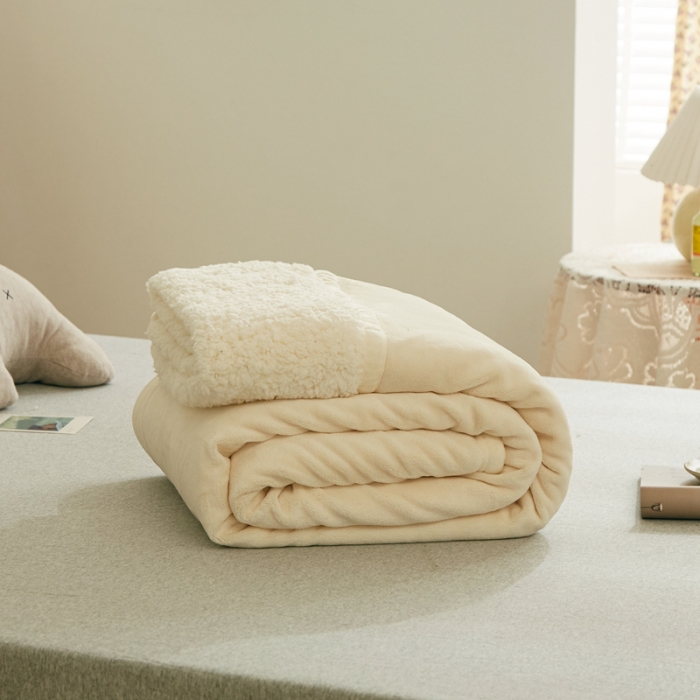 91家纺网 家纺一手货源 找家纺 安莱生活 秋冬新品高克重新品牛奶绒拼羊羔绒毛毯 图一 米白