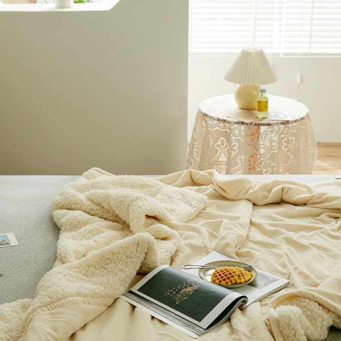 91家纺网 家纺一手货源 找家纺 安莱生活 秋冬新品高克重新品牛奶绒拼羊羔绒毛毯 图一 米白