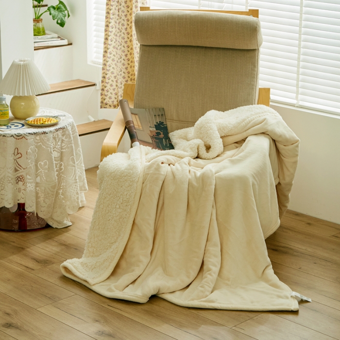91家纺网 家纺一手货源 找家纺 安莱生活 秋冬新品高克重新品牛奶绒拼羊羔绒毛毯 图一 米白