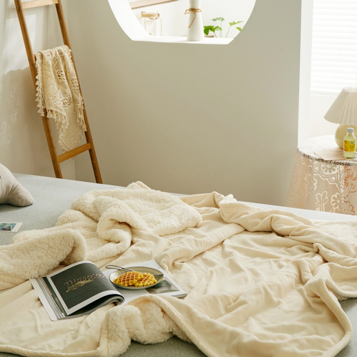 91家纺网 家纺一手货源 找家纺 安莱生活 秋冬新品高克重新品牛奶绒拼羊羔绒毛毯 图一 米白