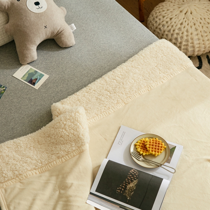 91家纺网 家纺一手货源 找家纺 安莱生活 秋冬新品高克重新品牛奶绒拼羊羔绒毛毯 图一 米白