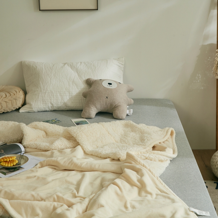 91家纺网 家纺一手货源 找家纺 安莱生活 秋冬新品高克重新品牛奶绒拼羊羔绒毛毯 图一 米白