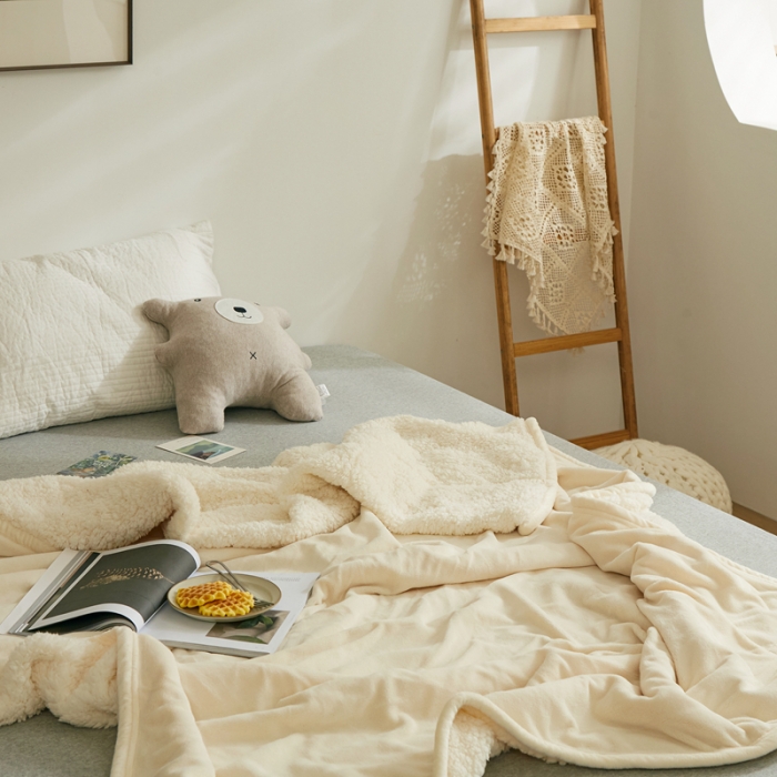 91家纺网 家纺一手货源 找家纺 安莱生活 秋冬新品高克重新品牛奶绒拼羊羔绒毛毯 图一 米白