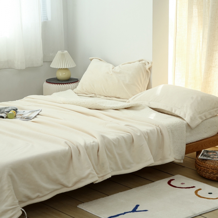 91家纺网 家纺一手货源 找家纺 安莱生活 秋冬新品高克重新品牛奶绒拼羊羔绒毛毯 图二 米白