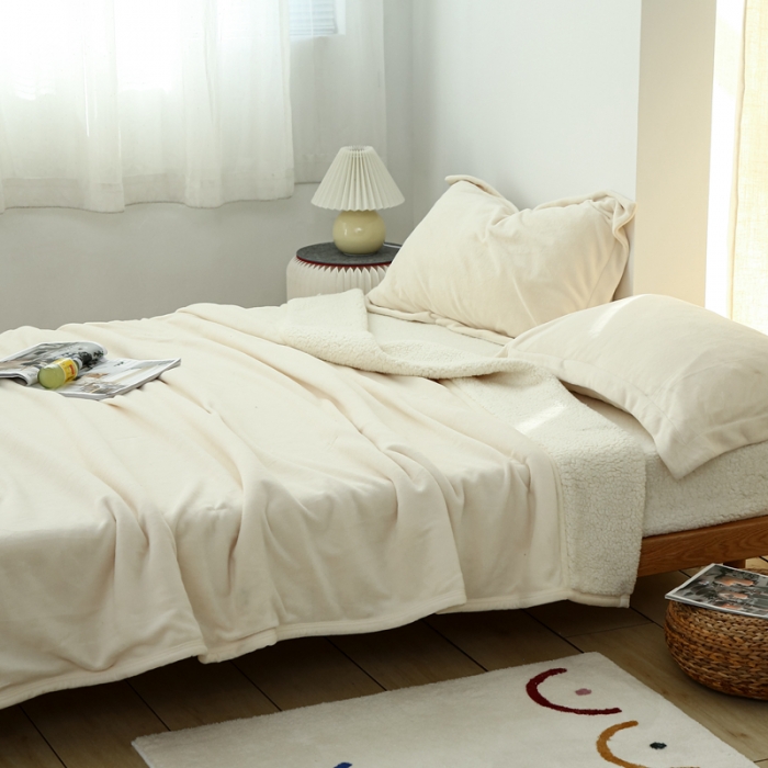 91家纺网 家纺一手货源 找家纺 安莱生活 秋冬新品高克重新品牛奶绒拼羊羔绒毛毯 图二 米白