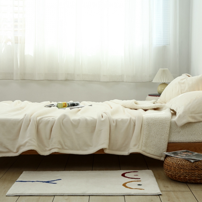 91家纺网 家纺一手货源 找家纺 安莱生活 秋冬新品高克重新品牛奶绒拼羊羔绒毛毯 图二 米白