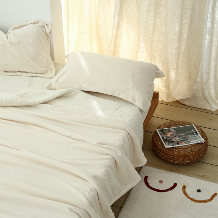 91家纺网 家纺一手货源 找家纺 安莱生活 秋冬新品高克重新品牛奶绒拼羊羔绒毛毯 图二 米白