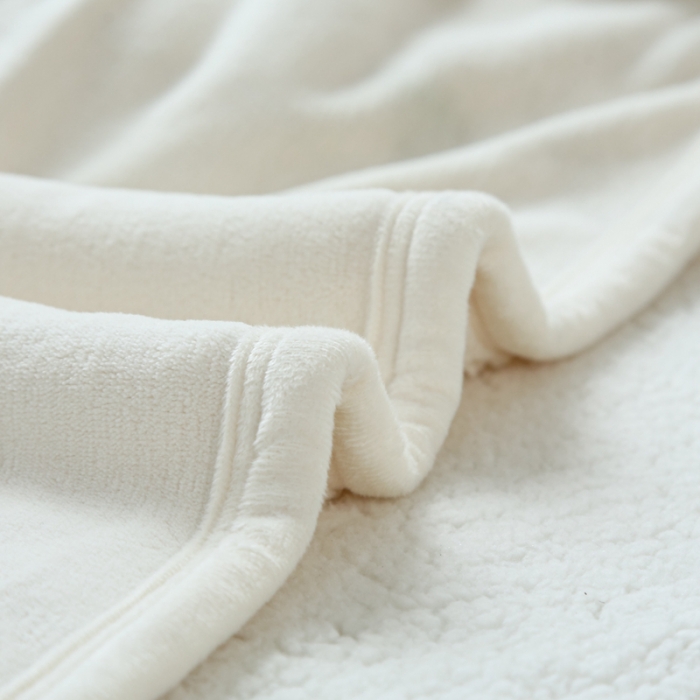 91家纺网 家纺一手货源 找家纺 安莱生活 秋冬新品高克重新品牛奶绒拼羊羔绒毛毯 图二 米白