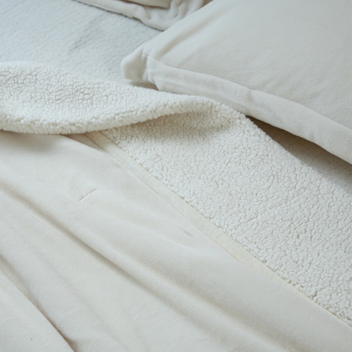 91家纺网 家纺一手货源 找家纺 安莱生活 秋冬新品高克重新品牛奶绒拼羊羔绒毛毯 图二 米白