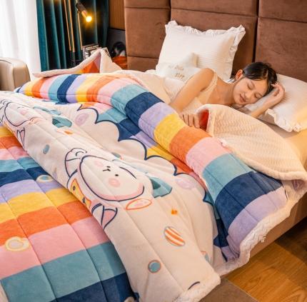 91家纺网 家纺一手货源 找家纺 美莱家纺 2022新款牛奶绒贝贝绒夹棉加厚三层毛毯盖毯午睡毯 彩虹兔