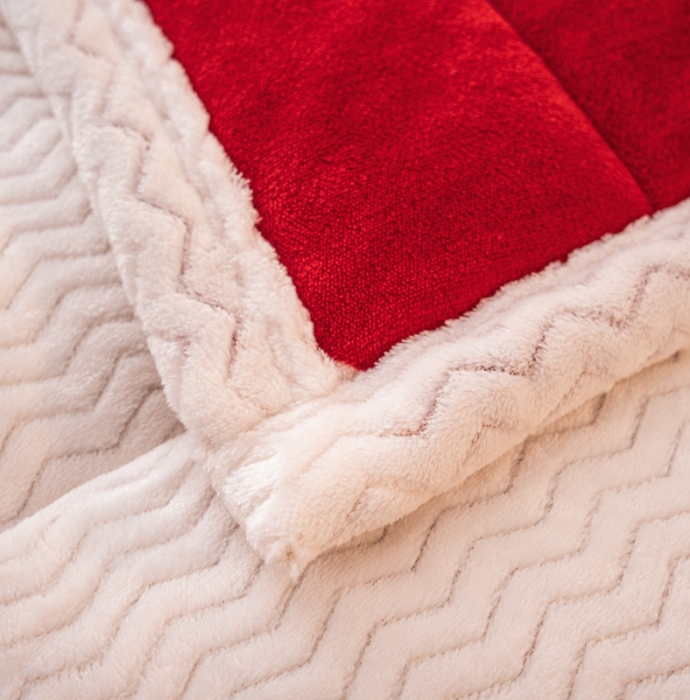 91家纺网 家纺一手货源 找家纺 美莱家纺 2022新款牛奶绒贝贝绒夹棉加厚三层毛毯盖毯午睡毯 波点红