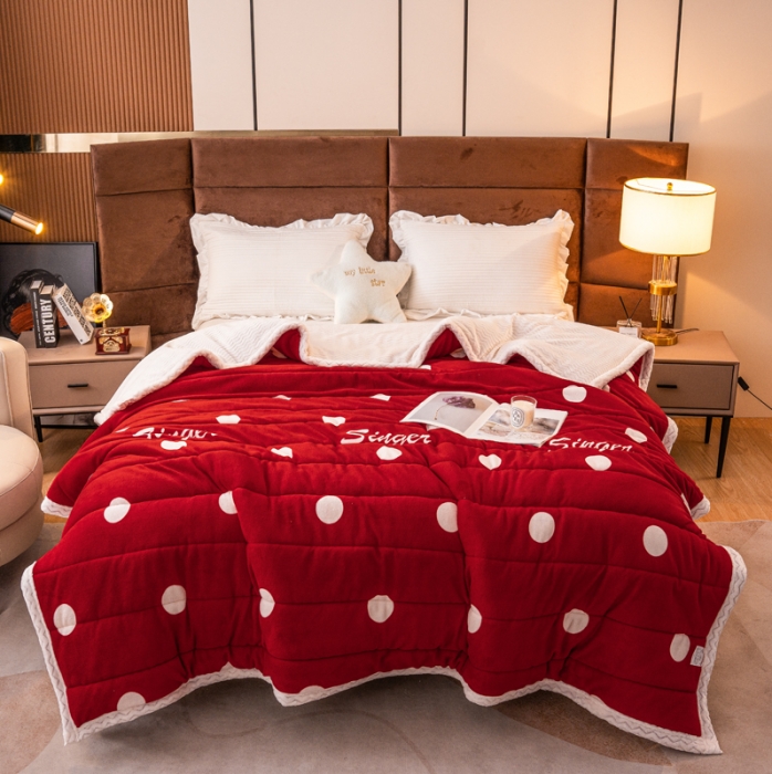 91家纺网 家纺一手货源 找家纺 美莱家纺 2022新款牛奶绒贝贝绒夹棉加厚三层毛毯盖毯午睡毯 波点红