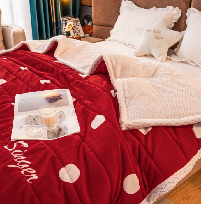 91家纺网 家纺一手货源 找家纺 美莱家纺 2022新款牛奶绒贝贝绒夹棉加厚三层毛毯盖毯午睡毯 波点红