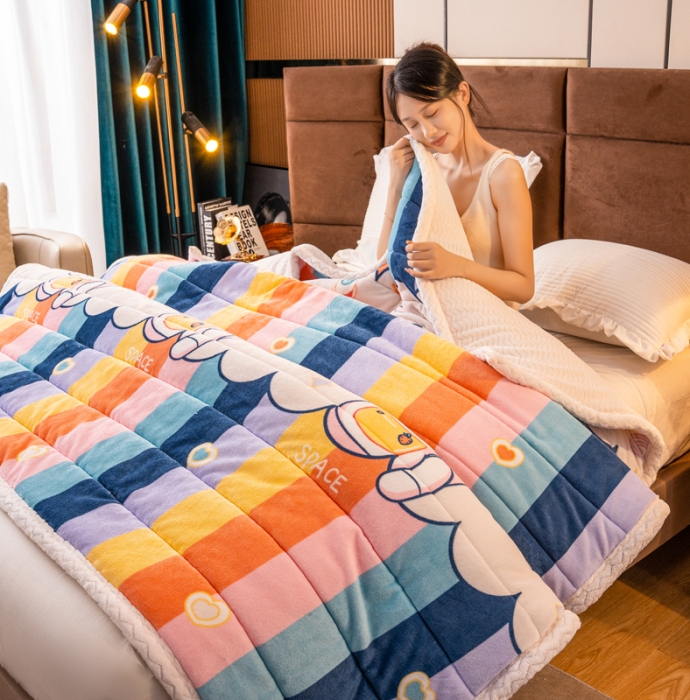 91家纺网 家纺一手货源 找家纺 美莱家纺 2022新款牛奶绒贝贝绒夹棉加厚三层毛毯盖毯午睡毯 彩虹兔