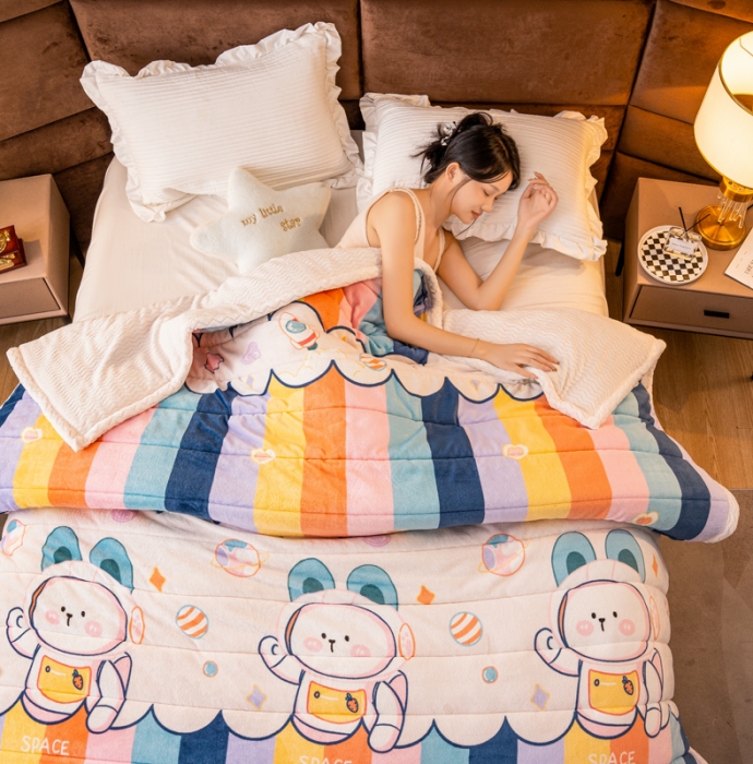 91家纺网 家纺一手货源 找家纺 美莱家纺 2022新款牛奶绒贝贝绒夹棉加厚三层毛毯盖毯午睡毯 彩虹兔