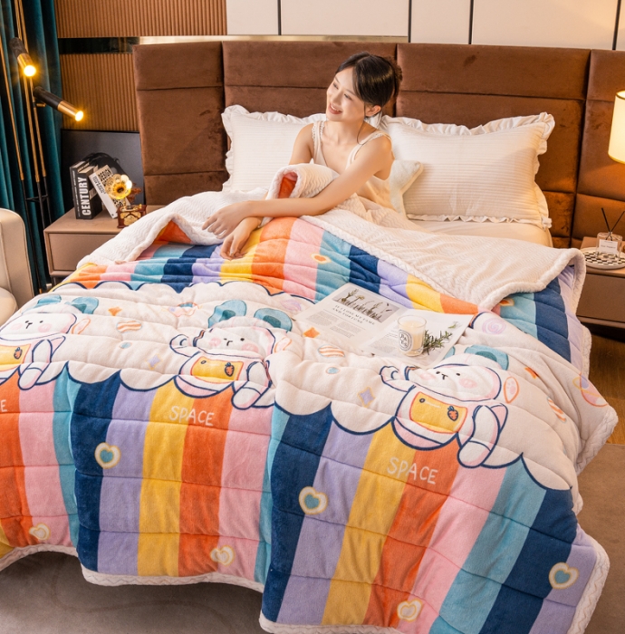 91家纺网 家纺一手货源 找家纺 美莱家纺 2022新款牛奶绒贝贝绒夹棉加厚三层毛毯盖毯午睡毯 彩虹兔