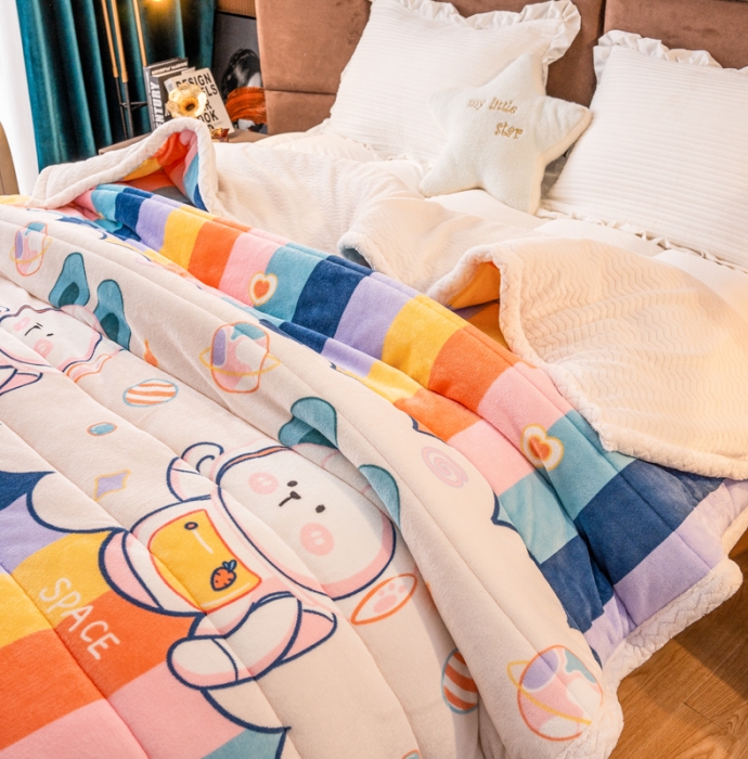 91家纺网 家纺一手货源 找家纺 美莱家纺 2022新款牛奶绒贝贝绒夹棉加厚三层毛毯盖毯午睡毯 彩虹兔