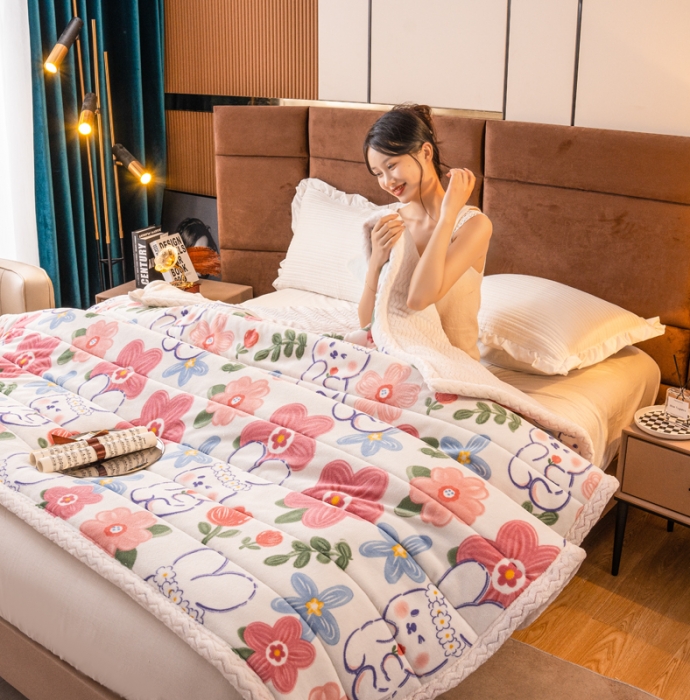 91家纺网 家纺一手货源 找家纺 美莱家纺 2022新款牛奶绒贝贝绒夹棉加厚三层毛毯盖毯午睡毯 彩心兔