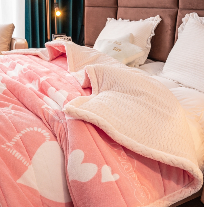 91家纺网 家纺一手货源 找家纺 美莱家纺 2022新款牛奶绒贝贝绒夹棉加厚三层毛毯盖毯午睡毯 粉心小熊