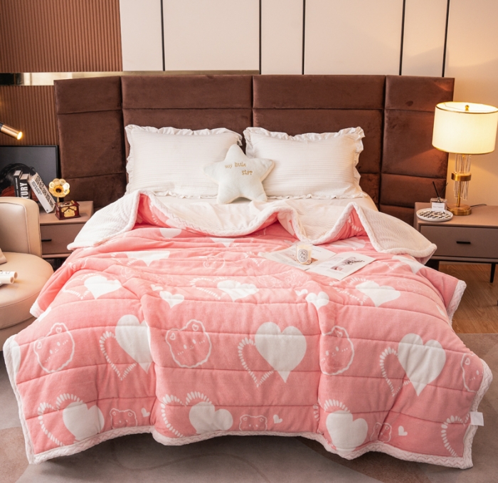 91家纺网 家纺一手货源 找家纺 美莱家纺 2022新款牛奶绒贝贝绒夹棉加厚三层毛毯盖毯午睡毯 粉心小熊