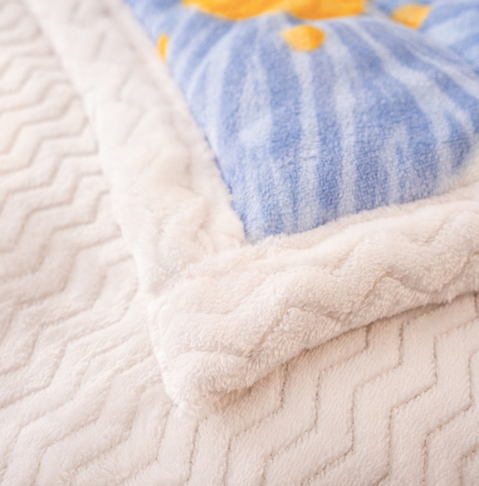 91家纺网 家纺一手货源 找家纺 美莱家纺 2022新款牛奶绒贝贝绒夹棉加厚三层毛毯盖毯午睡毯 赫本花