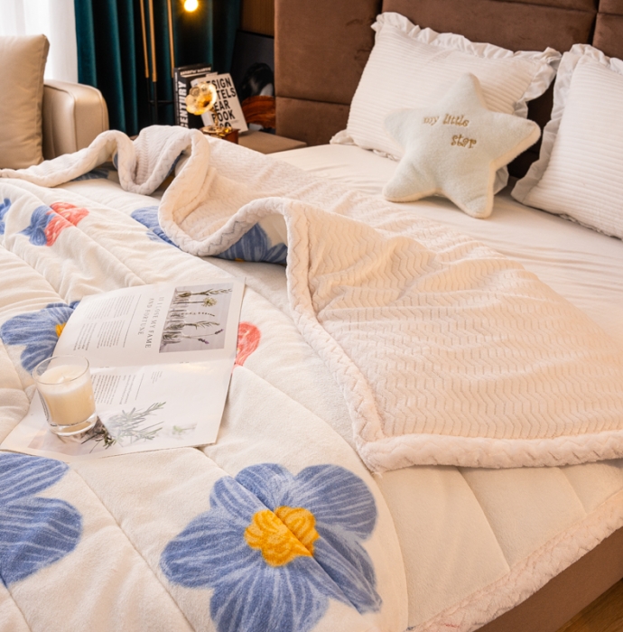 91家纺网 家纺一手货源 找家纺 美莱家纺 2022新款牛奶绒贝贝绒夹棉加厚三层毛毯盖毯午睡毯 赫本花