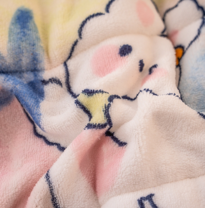 91家纺网 家纺一手货源 找家纺 美莱家纺 2022新款牛奶绒贝贝绒夹棉加厚三层毛毯盖毯午睡毯 熊熊花草米