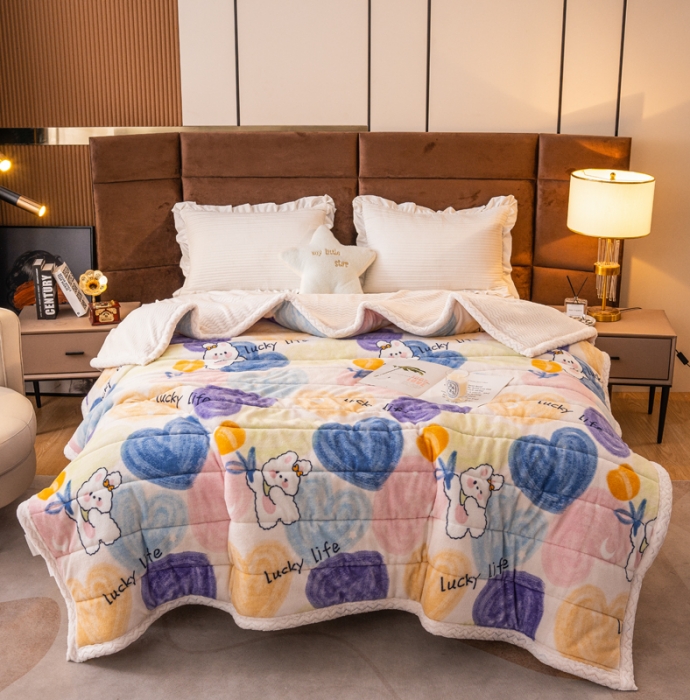 91家纺网 家纺一手货源 找家纺 美莱家纺 2022新款牛奶绒贝贝绒夹棉加厚三层毛毯盖毯午睡毯 熊熊花草米