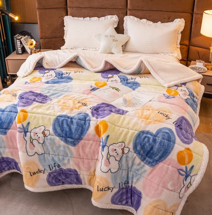 91家纺网 家纺一手货源 找家纺 美莱家纺 2022新款牛奶绒贝贝绒夹棉加厚三层毛毯盖毯午睡毯 熊熊花草米