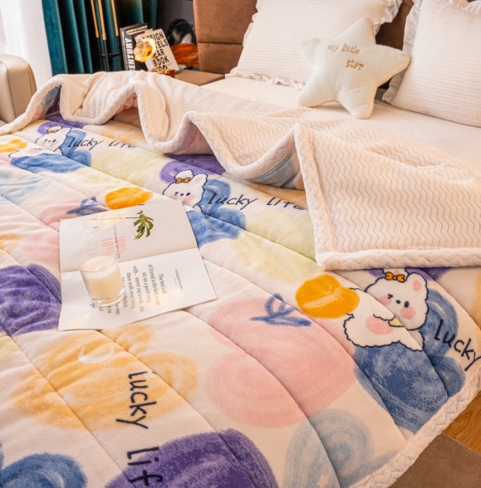 91家纺网 家纺一手货源 找家纺 美莱家纺 2022新款牛奶绒贝贝绒夹棉加厚三层毛毯盖毯午睡毯 熊熊花草米