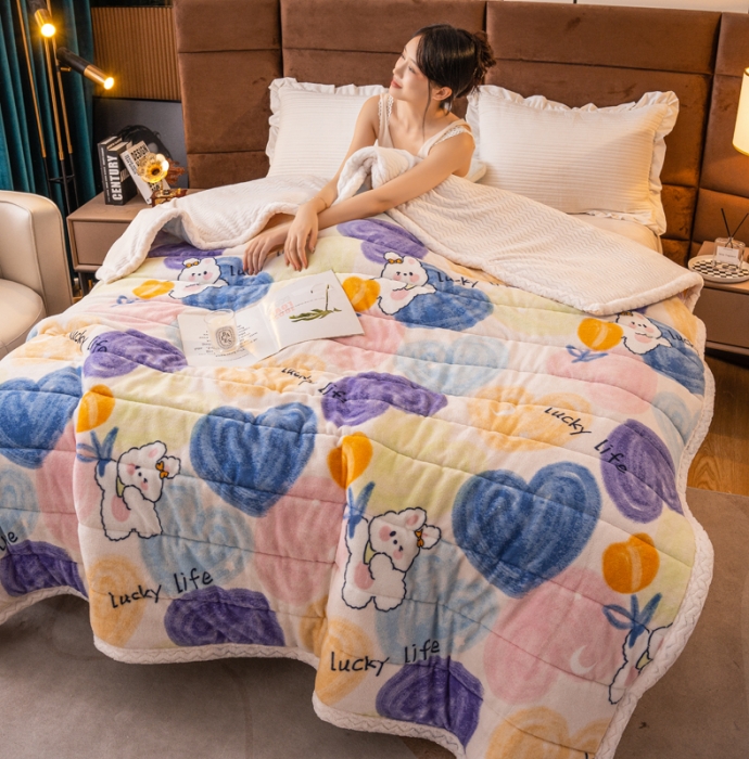 91家纺网 家纺一手货源 找家纺 美莱家纺 2022新款牛奶绒贝贝绒夹棉加厚三层毛毯盖毯午睡毯 熊熊花草米
