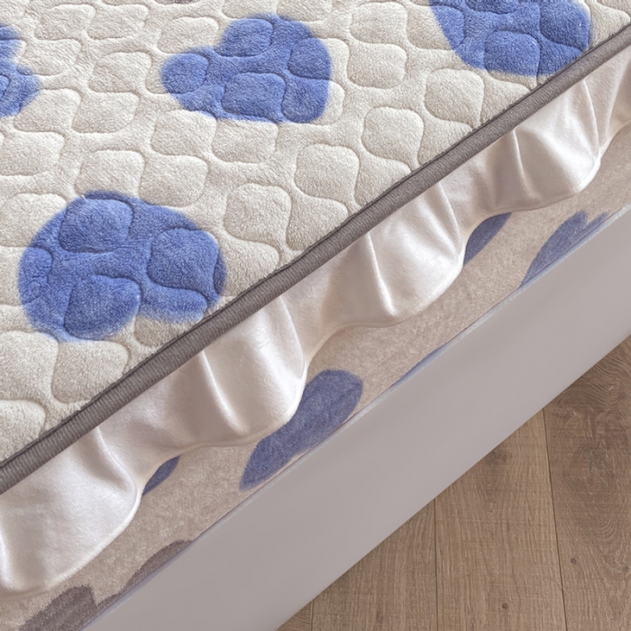 91家纺网 家纺一手货源 找家纺 澳梵家居 2022新款牛奶绒花边床笠三件套 爱心蝴蝶结