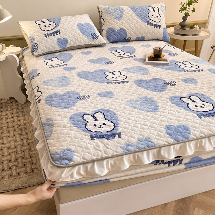 91家纺网 家纺一手货源 找家纺 澳梵家居 2022新款牛奶绒花边床笠三件套 蓝心兔兔