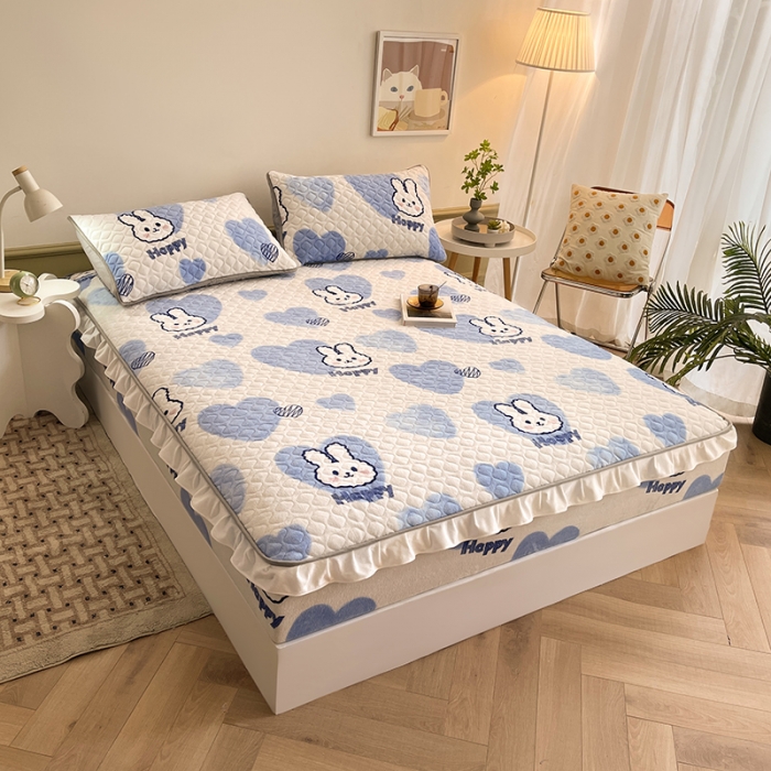 91家纺网 家纺一手货源 找家纺 澳梵家居 2022新款牛奶绒花边床笠三件套 蓝心兔兔