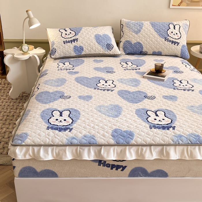 91家纺网 家纺一手货源 找家纺 澳梵家居 2022新款牛奶绒花边床笠三件套 蓝心兔兔