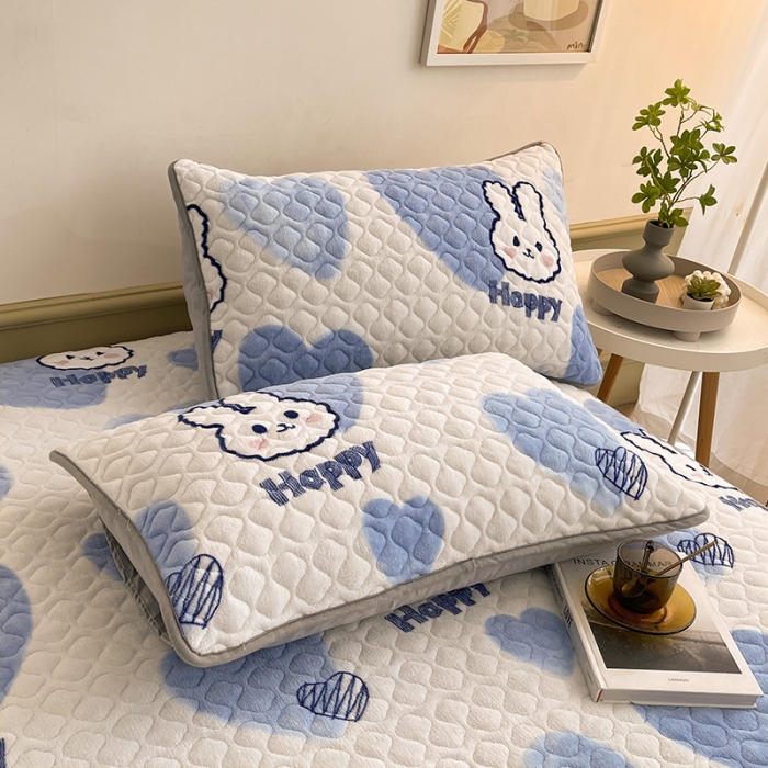 91家纺网 家纺一手货源 找家纺 澳梵家居 2022新款牛奶绒花边床笠三件套 蓝心兔兔