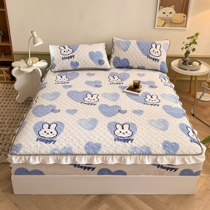 91家纺网 家纺一手货源 找家纺 澳梵家居 2022新款牛奶绒花边床笠三件套 蓝心兔兔